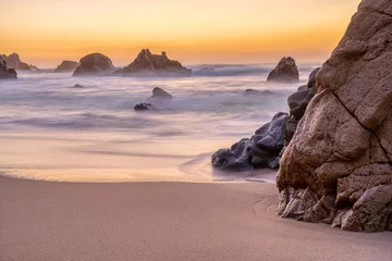Fototapeten Abenddämmerung an einem Strand an der portugiesischen Atlantikküste mit vielen Felsnadeln © elxeneize