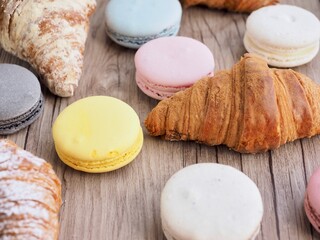 다양한 크루아상과 마카롱