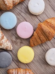 다양한 크루아상과 마카롱