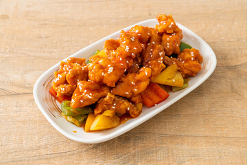 fried crispy chicken with sweet and sour sauce
