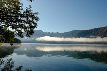 山の湖の朝