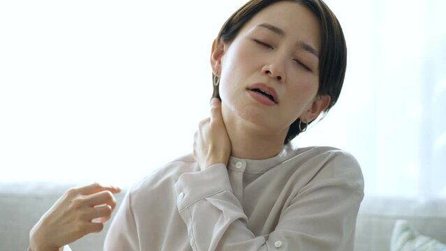 60p　肩こり・疲労・ストレス・健康・ヘルスケア・ミドル女性