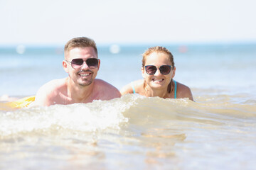 Obraz premium Cheerful couple posing for picture together in sea or ocean water