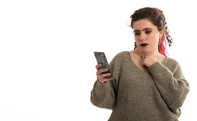 joven española interactua con su teléfono movil.
