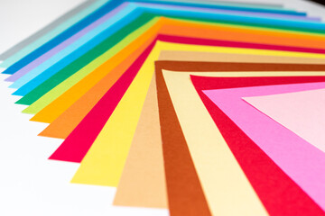 重ねられた色とりどりの紙
