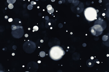 Night snow falls in beautiful patterns.