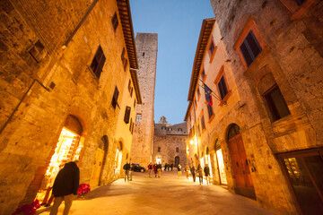 Italia, Toscana, Siena, il paese di San Gimignano con luci della sera.