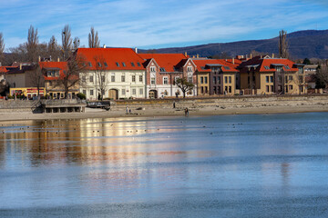 Obraz premium Big Old lake Oreg to in Tata Hungary with city center cityscape