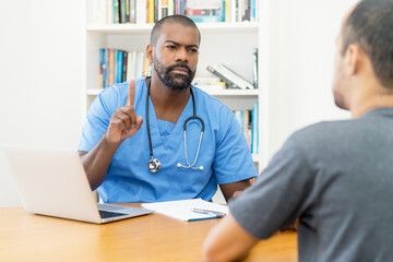 Obraz premium African american doctor giving advice to patient
