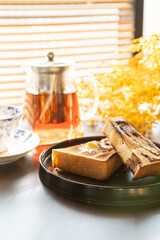 紅茶とトースト
