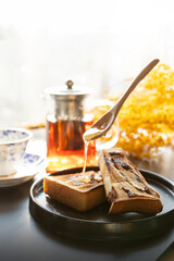 紅茶とトースト