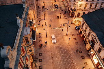 Zachód słońca nad pięknymi kamienicami na Piotrkowskiej w Łodzi © rozentuzjazmowany