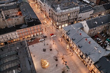 Zachód słońca nad pięknymi kamienicami na Piotrkowskiej w Łodzi © rozentuzjazmowany