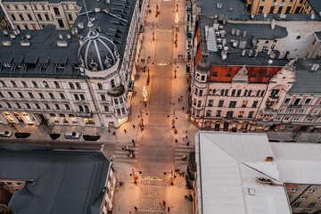 Zachód słońca nad pięknymi kamienicami na Piotrkowskiej w Łodzi © rozentuzjazmowany