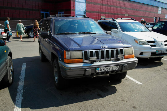 kazakhstan, Ust-Kamenogorsk, july 31, 2021: Jeep Grand Cherokee (ZJ). Cars parked in the parking lot
