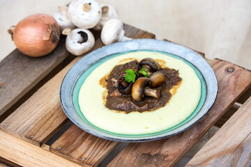 beef cheeks in wine with mushrooms and mashed potatoes