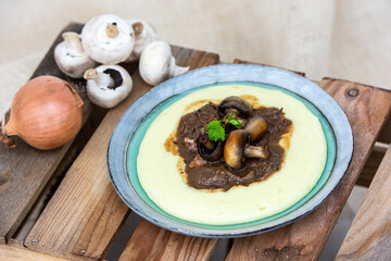 beef cheeks in wine with mushrooms and mashed potatoes