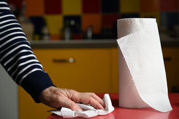 Nettoyer une table avec du papier essuie-tout
