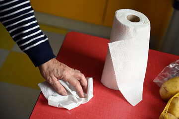 Nettoyer une table avec du papier essuie-tout