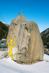 Teufelsstein mit aufgemaltem Teufel, bei Göschenen, Kanton Uri, Schweiz - obrazy, fototapety, plakaty