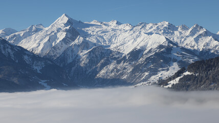 Skigebiet Kitzsteinhorn im Tal nebel im winter