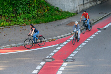 Radfahrer auf separat gekennzeichnetem Radweg in der Stadt unterwegs