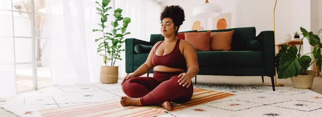 Crédence de cuisine en verre imprimé École de yoga Body positive woman doing meditation at home