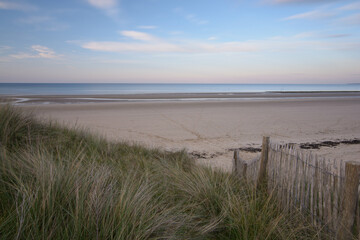 Fototapeta na wymiar Düne mit Zaun an einem Strand in der Normandie