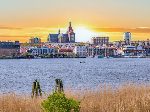 Altstadt von Rostock bei Sonnenuntergang