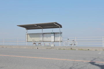 バス停と白い自転車