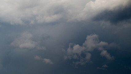 Ciel gris et tourmenté, à l'approche d'une cellule orageuse