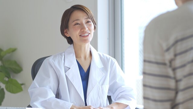 笑顔で診察をする女医