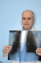 Arzt mit Röntgenbild und Stethoskop