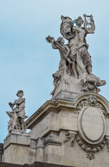 Fototapeta na wymiar Detalle escultórico en la cornisa del gran palacio de Paris, Francia