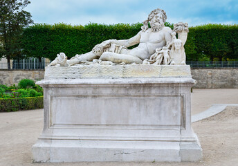 Escultura clásica en mármol de Le Nil en los jardines de las tullirías en Paris, Francia