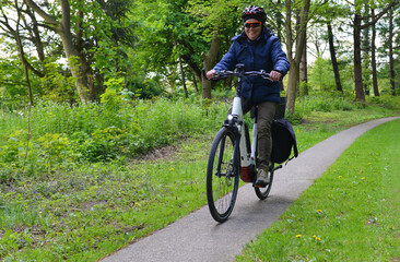 Naklejka premium Radfahrerin am Nord-Ostsee-Kanal 