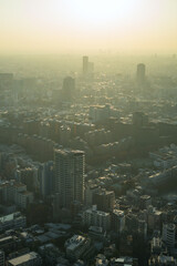 Hazy Tokyo skyline with smog and air pollution 　霞のかかった東京都心の高層ビル群 大気汚染・環境問題