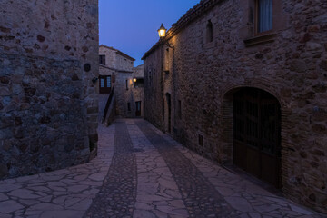 Fototapeta na wymiar stone street in the medieval village of pals at night