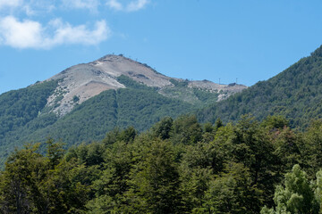 Obraz premium Lake in the mountains in the summer 