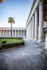 Obraz premium courtyard in front of the church with a number of columns and a small garden.