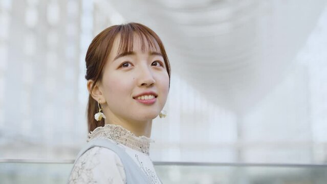楽しげに話す若い女性