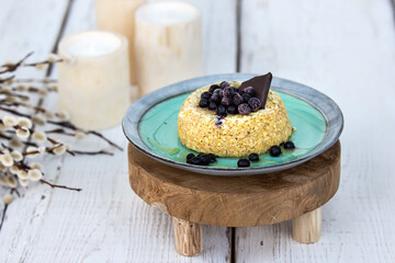 mugcake with blueberries and bitter chocolate