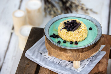 mugcake with blueberries and bitter chocolate