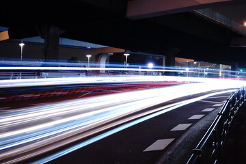 Fototapeta na wymiar ヘッドライトとテールライトによる車の光跡