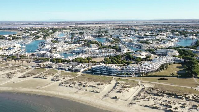 survol de port Camargue en Occitanie dans le sud de la France
