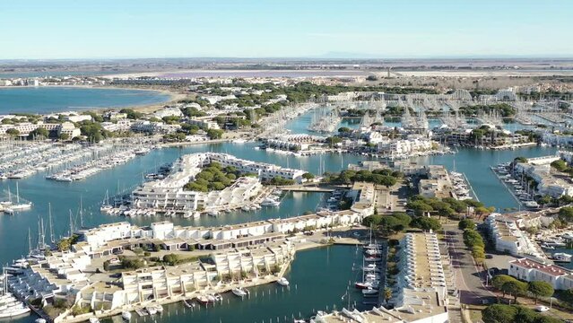 survol de port Camargue en Occitanie dans le sud de la France
