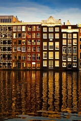 Edifici si riflettono su un canale di Amsterdam, Paesi Bassi