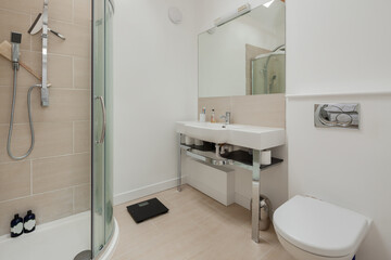 Fototapeta na wymiar Luxury white painted shower room