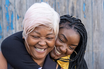 UK, South Yorkshire, Close-up of smiling woman with adult daughter