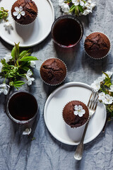 Delicious Mothers day eaaster spring gluten free dairy free chocolate cupcakes with spring flowers and sunny licht. Spring brunch ideas. Sunday tee time. Breakfast.